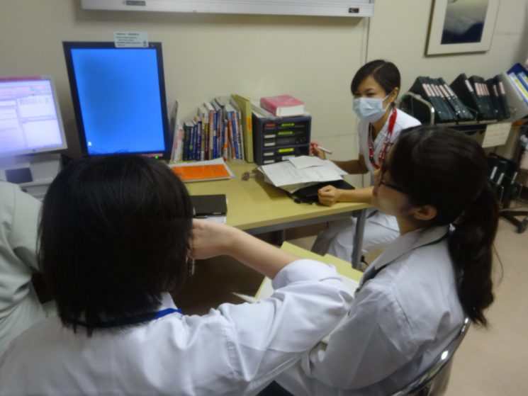 患者さんインタビューの前に病棟の看護師さんからレクチャーを受けます